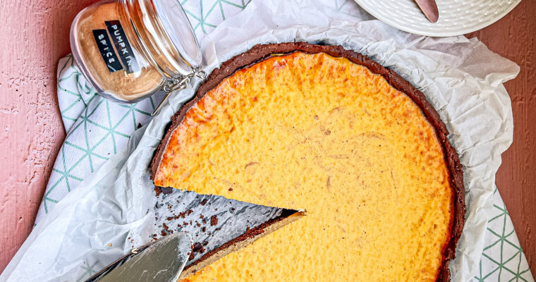 ΤΑΡΤΑ ΚΟΛΟΚΥΘΑΣ ΜΕ ΣΟΚΟΛΑΤΕΝΙΑ ΒΑΣΗ